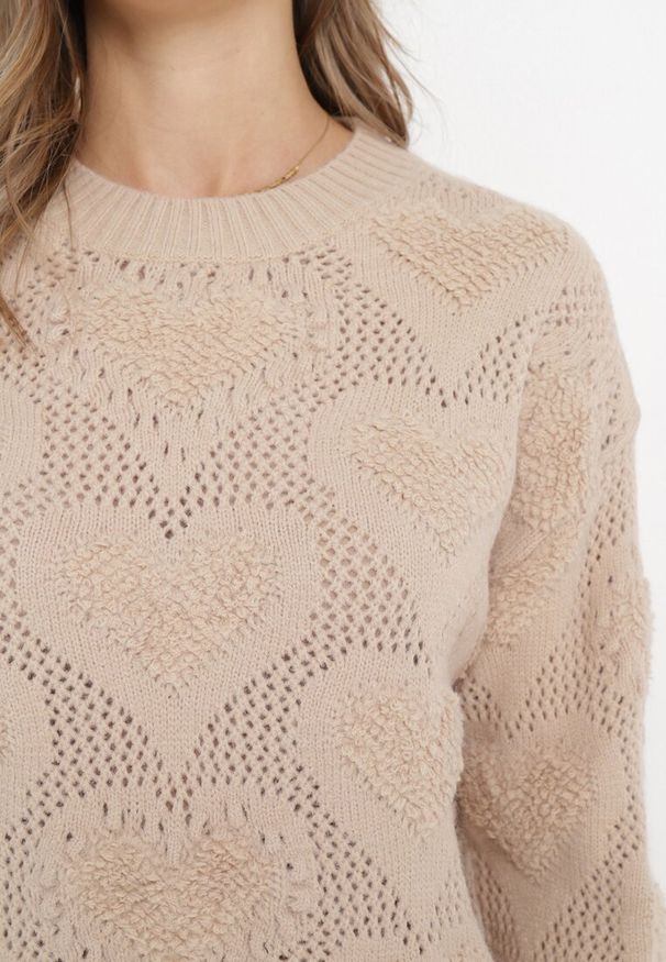 Born2be - Beżowy Sweter w Serca o Klasycznym Fasonie ze Ściągaczami Biriet. Kolor: beżowy. Materiał: bawełna, wełna. Styl: klasyczny