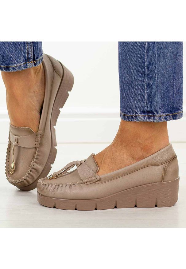 Beżowe skórzane mokasyny damskie Vinceza 39990. Okazja: na spacer, na co dzień. Nosek buta: okrągły. Kolor: beżowy. Materiał: skóra. Szerokość cholewki: normalna. Sezon: wiosna, jesień, lato. Obcas: na koturnie. Styl: casual, elegancki, klasyczny