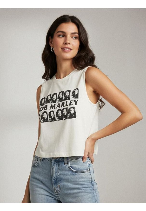 Sinsay - Bawełniany crop top bez rękawów z nadrukiem Bob Marley - kremowy. Kolor: kremowy. Materiał: bawełna. Długość rękawa: bez rękawów. Wzór: nadruk