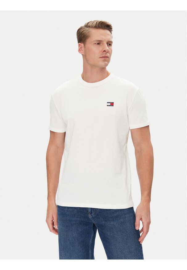 Tommy Jeans T-Shirt Badge DM0DM20322 Biały Regular Fit. Kolor: biały. Materiał: bawełna