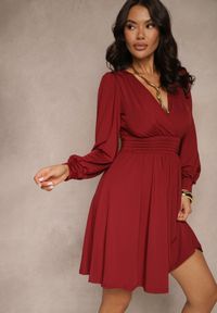 Renee - Bordowa Sukienka z Wiskozą o Rozkloszowanym Kroju Selaitea. Okazja: na co dzień. Typ kołnierza: dekolt w serek. Kolor: czerwony. Materiał: wiskoza. Styl: casual, elegancki
