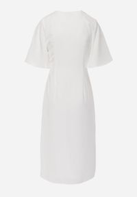 Renee - Biała Zwiewna Sukienka Wieczorowa VICES z Aplikacją 3D w Kształcie Kwiatu Themira. Typ kołnierza: dekolt w kształcie V. Kolor: biały. Wzór: aplikacja, kwiaty. Styl: wizytowy #5