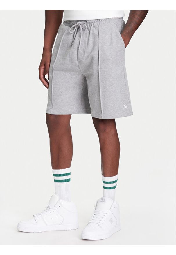 United Colors of Benetton - United Colors Of Benetton Szorty sportowe 342ZU900X Szary Regular Fit. Kolor: szary. Materiał: bawełna. Styl: sportowy