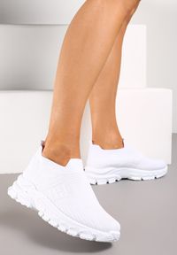 Renee - Białe Sneakersy z Elastyczną Cholewką na Grubej Podeszwie Alamissa. Kolor: biały. Szerokość cholewki: normalna #1