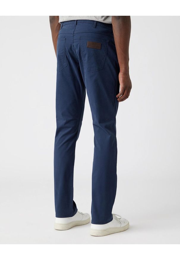 Wrangler - MĘSKIE SPODNIE JEANSOWE WRANGLER GREENSBORO NAVY W15QKA114 112141191