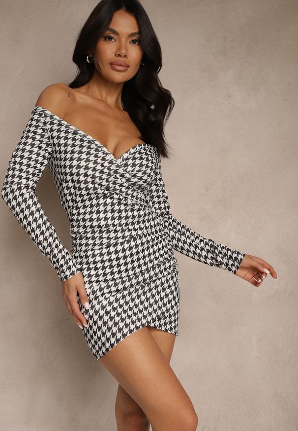 Renee - Czarna Kopertowa Sukienka ze Wzorem Pepitki Novolira. Okazja: na co dzień. Kolor: czarny. Typ sukienki: kopertowe. Styl: klasyczny, casual, elegancki