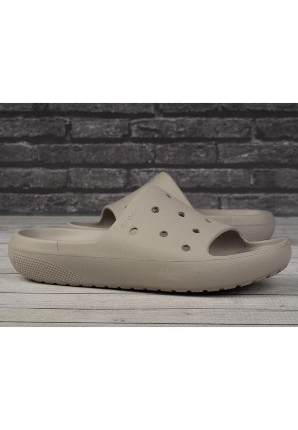 Klapki męskie basenowe Crocs CLASSIC SLIDE V2. Kolor: beżowy