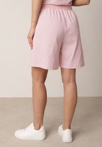 Born2be - Różowe Bawełniane Szorty Dresowe w Drobne Paseczki Wiązane na Sznurki Loregune. Okazja: do domu, na co dzień. Kolor: różowy. Materiał: bawełna, dresówka. Długość: krótkie. Wzór: gładki. Styl: elegancki, klasyczny, casual #4