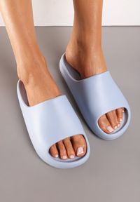 Born2be - Jasnoniebieskie Klapki z Pianki na Płaskiej Podeszwie z Szerokim Paskiem Forara. Okazja: na plażę, na co dzień. Kolor: niebieski. Materiał: len. Sezon: lato. Obcas: na płaskiej podeszwie. Styl: casual, elegancki #4