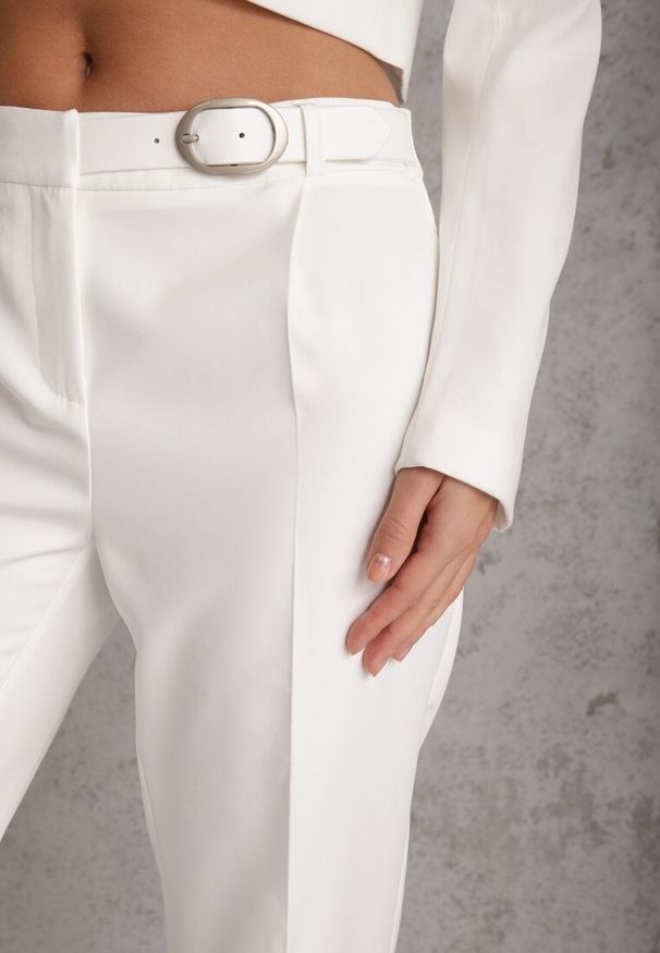 Renee - Białe Spodnie Garniturowe na Kant VICES Zdobione Zapięciem z Klamrą Azisore. Okazja: na imprezę. Kolor: biały. Materiał: jedwab, skóra. Wzór: aplikacja