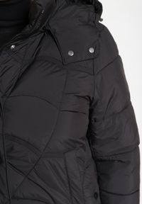 Born2be - Czarna Pikowana Kurtka z Kieszeniami i Kapturem z Możliwością Odpięcia Nikigala. Okazja: na spacer, na co dzień. Kolekcja: plus size. Kolor: czarny. Materiał: jeans, materiał. Styl: casual, elegancki #2