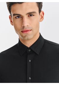 Pako Lorente - PAKO LORENTE – Czarna koszula męska. Typ kołnierza: kołnierzyk klasyczny. Kolor: czarny. Materiał: nylon, elastan. Długość rękawa: długi rękaw. Długość: długie. Styl: klasyczny #7