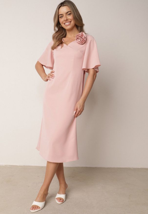 Born2be - Różowa Koktajlowa Sukienka VICES ze Zwiewnymi Rękawami i Kwiatową Aplikacją 3D Talilia. Okazja: na wesele, na ślub cywilny, na imprezę. Kolor: różowy. Wzór: aplikacja, kwiaty. Styl: wizytowy