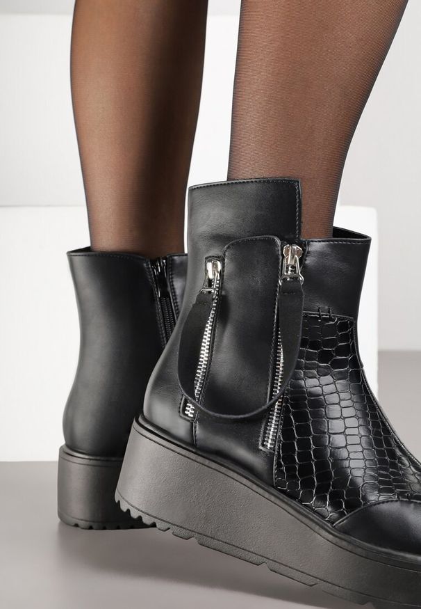 Renee - Czarne Botki Vices na Koturnie i Platformie Ozdobione Suwakiem Gattie. Okazja: na co dzień. Kolor: czarny. Materiał: lakier, jeans. Wzór: aplikacja. Obcas: na koturnie. Styl: casual, elegancki