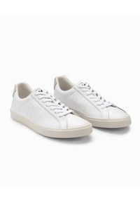 Veja - VEJA - Białe sneakersy ze skóry Esplar. Nosek buta: okrągły. Kolor: biały. Materiał: skóra. Wzór: gładki. Obcas: na płaskiej podeszwie