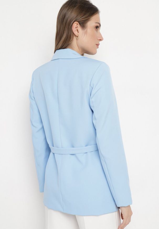 Born2be - Niebieska Marynarka Jednorzędowa z Ozdobnym Paskiem i Klapami Orianella. Okazja: na spotkanie biznesowe, do pracy. Kolor: niebieski. Materiał: jeans. Styl: biznesowy, elegancki