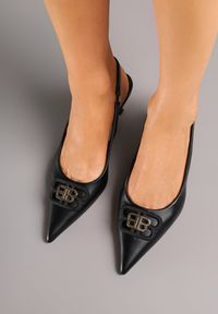 Renee - Czarne Czółenka Sandały Vices na Kaczuszce Typu Slingback Ozdobione Metaliczną Aplikacją Lilarunea. Okazja: na co dzień. Kolor: czarny. Materiał: jeans. Wzór: aplikacja. Sezon: lato. Obcas: na szpilce. Styl: casual, elegancki #4