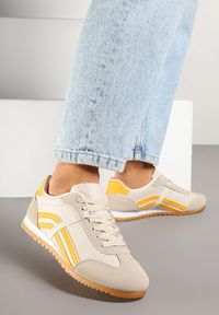 Renee - Beżowo-Pomarańczowe Sneakersy Typu Klasyczne Tenisówki Zdobione Przeszyciami Zardiva. Kolor: beżowy. Materiał: jeans. Szerokość cholewki: normalna. Wzór: aplikacja. Obcas: na płaskiej podeszwie