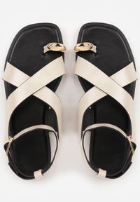 Renee - Beżowe Sandały w Stylu Japonek Ozdobione Metaliczną Aplikacją Carover. Okazja: na co dzień. Zapięcie: pasek. Kolor: beżowy. Wzór: aplikacja. Styl: casual, elegancki #5