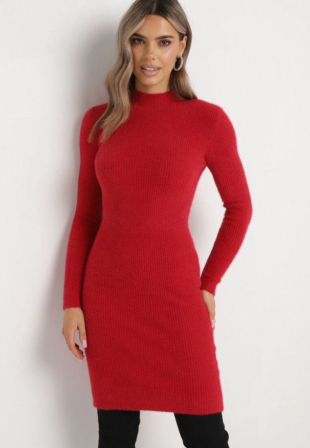Born2be - Czerwona Sweterkowa Sukienka Midi Wełniana z Prążkowaną Fakturą Johnnath. Kolor: czerwony. Materiał: wełna, prążkowany. Długość: midi