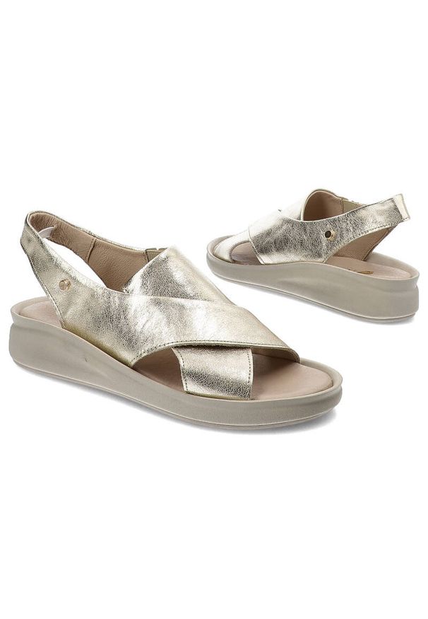 Złote Sandały Armodo Wygodne Obuwie Damskie. Zapięcie: pasek. Kolor: złoty. Wzór: paski. Sezon: lato