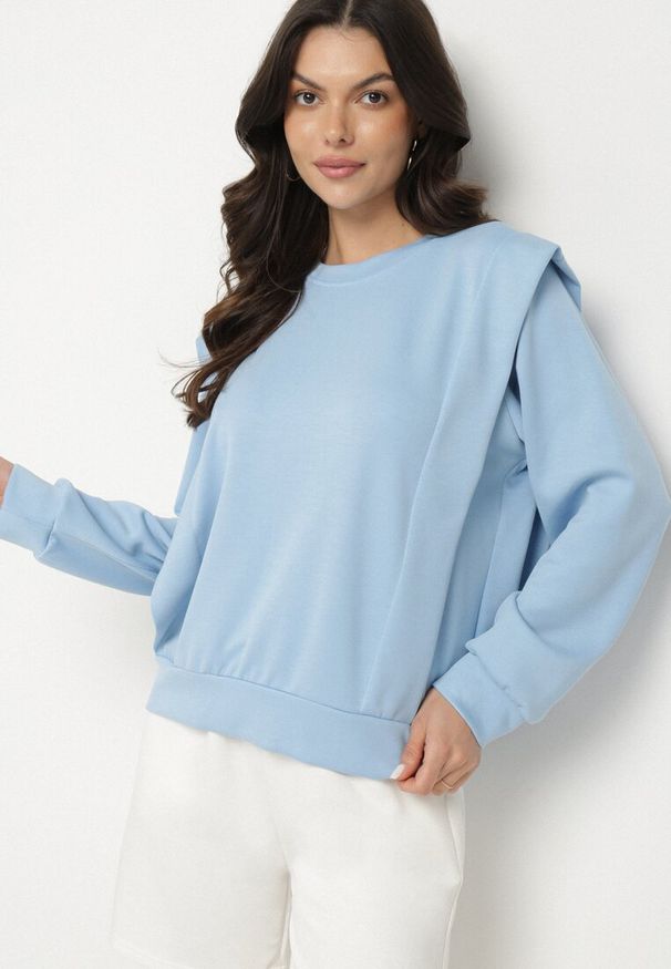 Born2be - Jasnoniebieska Bluza z Wiskozą z Podkreśloną Linią Ramion Alithra. Okazja: na co dzień. Kolor: niebieski. Materiał: wiskoza. Wzór: aplikacja. Styl: klasyczny, elegancki, casual