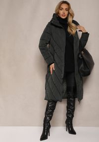 Renee - Ciemnozielona Długa Kurtka Mocno Ocieplana z Pikowanymi Przeszyciami Kapturem i Paskiem Tinnacira. Okazja: na co dzień. Kolor: zielony. Materiał: jeans. Długość: długie. Sezon: zima. Styl: casual