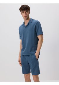 Reserved - Strukturalne szorty regular - granatowy. Kolor: niebieski. Materiał: bawełna, dzianina