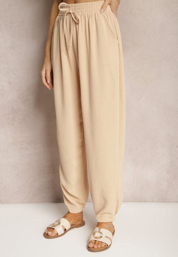 Renee - Beżowe Casualowe Spodnie High Waist Wykończone Gumką w Pasie Dimrue. Okazja: na co dzień. Stan: podwyższony. Kolor: beżowy. Styl: casual