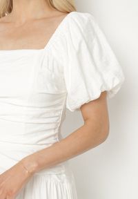 Born2be - Biała Sukienka Rozkloszowana z Wiskozy z Kwadratowym Dekoltem i Drapowaniem Napessia. Okazja: na co dzień. Typ kołnierza: dekolt kwadratowy. Kolor: biały. Materiał: wiskoza. Styl: klasyczny, casual, elegancki #4