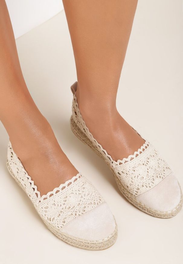 Renee - Beżowe Espadryle Vylixis. Nosek buta: okrągły. Zapięcie: bez zapięcia. Kolor: beżowy. Materiał: materiał. Szerokość cholewki: normalna. Wzór: aplikacja, gładki, ażurowy, haft. Sezon: lato