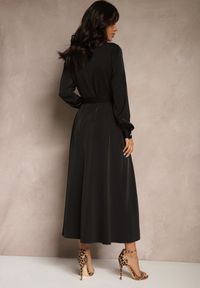 Renee - Czarna Satynowa Sukienka w Stylu Szmizjerki z Imitacjami Kieszeni i Paskiem Vaminay. Kolor: czarny. Materiał: satyna. Wzór: aplikacja. Typ sukienki: szmizjerki. Styl: klasyczny, elegancki #5