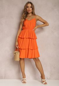 Renee - Pomarańczowa Sukienka z Wiskozy Astothee. Typ kołnierza: dekolt w kształcie V, kołnierz z falbankami. Kolor: pomarańczowy. Materiał: wiskoza. Długość rękawa: na ramiączkach. Wzór: jednolity, aplikacja, gładki. Typ sukienki: rozkloszowane. Styl: klasyczny #4