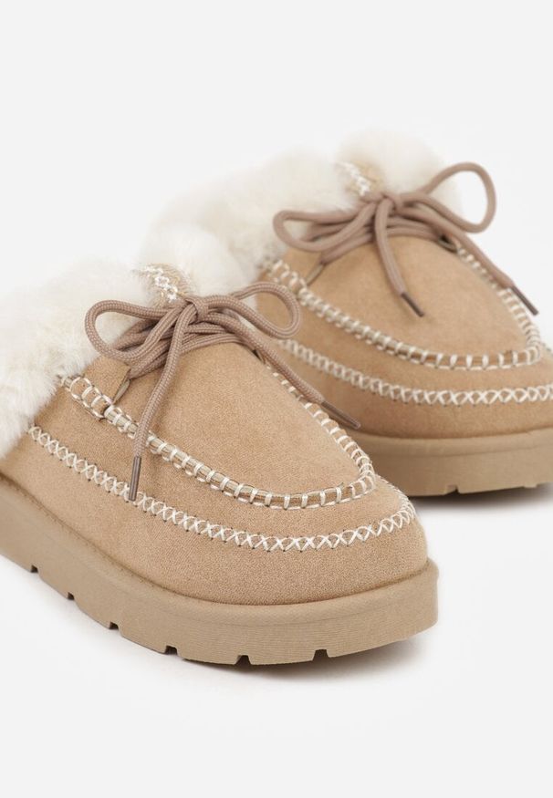 Renee - Ciemnobeżowe Śniegowce z Niską Cholewką Futerkiem i Ozdobnymi Przeszyciami Isaweda. Okazja: na spacer, na co dzień. Wysokość cholewki: przed kostkę. Kolor: beżowy. Materiał: futro. Szerokość cholewki: normalna. Styl: casual