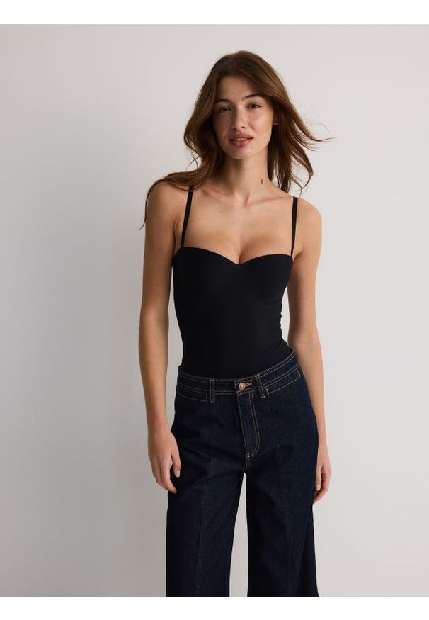 Reserved - Body z modulowanymi miseczkami - czarny. Kolor: czarny. Materiał: dzianina