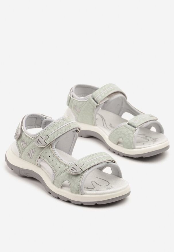 Born2be - Jasnozielone Sandały Vices z Geometrycznym Wzorem Elliovelle. Okazja: na co dzień, na spacer. Zapięcie: rzepy. Kolor: zielony. Wzór: geometria. Sezon: lato. Styl: casual