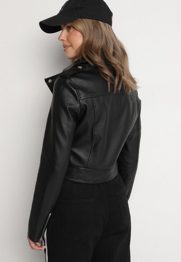 Born2be - Czarna Kurtka Ramoneska z Wiskozą z Regulowanym Paskiem Nevenina. Okazja: na co dzień. Kolor: czarny. Materiał: wiskoza. Długość rękawa: długi rękaw. Długość: długie. Styl: casual, elegancki, rockowy