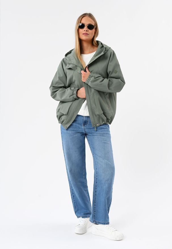 Volcano - Luźna kurtka z kapturem J-AFINIS. Okazja: na co dzień. Typ kołnierza: kaptur. Kolor: zielony. Materiał: materiał. Długość: krótkie. Wzór: napisy. Sezon: wiosna. Styl: casual, klasyczny, sportowy