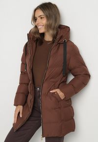 Born2be - Brązowa Długa Pikowana Kurtka z Kapturem i Dwustronnym Suwakiem Naorinae. Okazja: na co dzień, do pracy. Typ kołnierza: kaptur. Kolor: brązowy. Materiał: jeans. Długość rękawa: długi rękaw. Długość: długie. Sezon: zima. Styl: casual, elegancki #6
