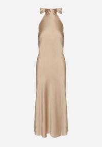 Born2be - Beżowa Satynowa Sukienka Koktajlowa z Dekoltem Halter Annela. Okazja: na co dzień, na imprezę. Typ kołnierza: dekolt halter. Kolor: beżowy. Materiał: satyna. Długość rękawa: bez rękawów. Sezon: lato. Styl: wizytowy #6