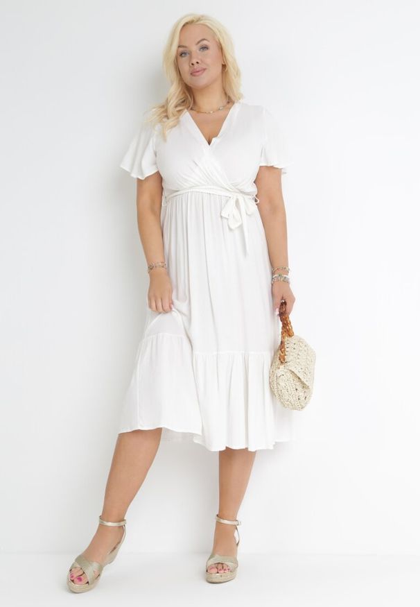 Born2be - Biała Sukienka Rozkloszowana z Wiązanym Paskiem Firiel. Kolor: biały. Materiał: materiał