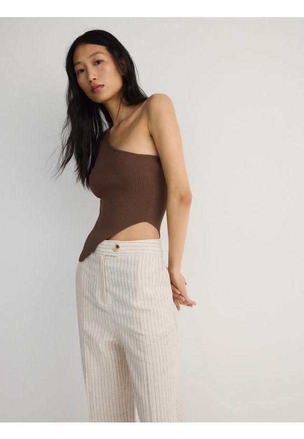 Reserved - Asymetryczny top - brązowy. Kolor: brązowy. Materiał: prążkowany, dzianina