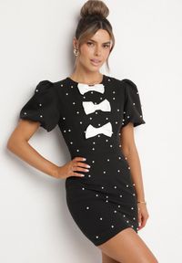 Born2be - Czarna Dopasowana Sukienka Ozdobiona Kokardkami i Perełkami Nelmoi. Typ kołnierza: kokarda. Kolor: czarny. Wzór: aplikacja. Typ sukienki: dopasowane. Styl: elegancki #3