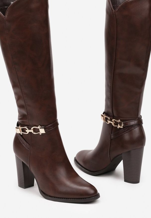 Renee - Brązowe Kozaki na Słupku Muszkieterki z Klamerką Vortilina. Okazja: na co dzień. Nosek buta: okrągły. Kolor: brązowy. Materiał: jeans. Obcas: na słupku. Styl: elegancki, casual, wizytowy