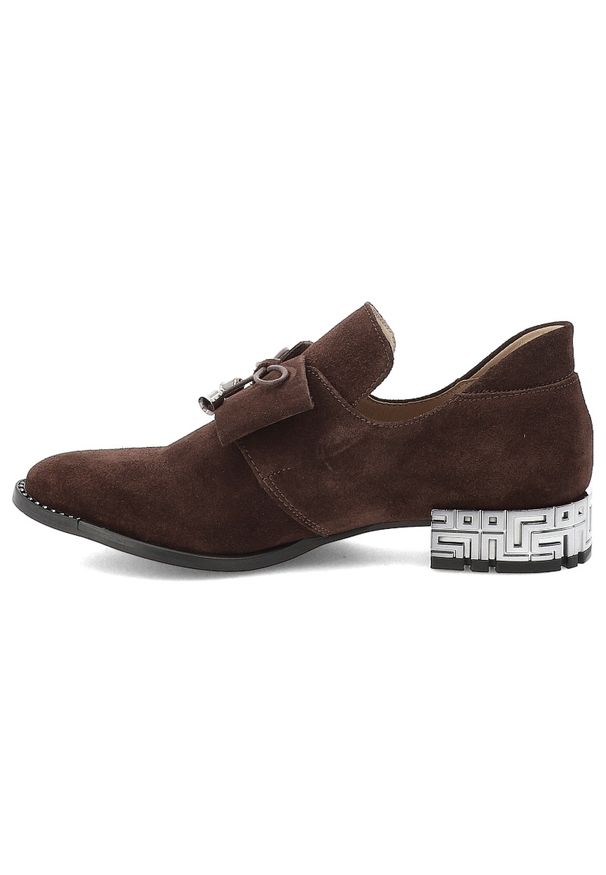 Półbuty damskie Armodo, na płaskim obcasie z ozdobami i welurowe wsuwane, czekolada, 1399. Okazja: na spotkanie biznesowe. Zapięcie: bez zapięcia. Kolor: brązowy. Szerokość cholewki: normalna. Wzór: aplikacja. Materiał: welur. Obcas: na obcasie. Styl: biznesowy, klasyczny. Wysokość obcasa: niski