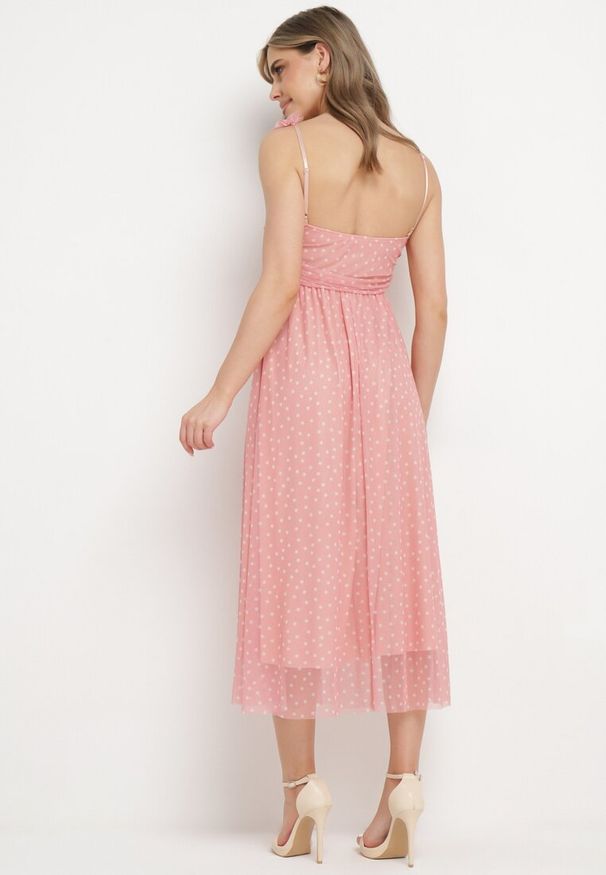 Born2be - Jasnoróżowa Rozkloszowana Sukienka z Tiulem na Cienkich Ramiączkach z Gumką w Talii Mleara. Okazja: na co dzień, na imprezę. Typ kołnierza: dekolt w serek. Kolor: różowy. Materiał: tiul. Długość rękawa: na ramiączkach. Sezon: lato. Styl: casual