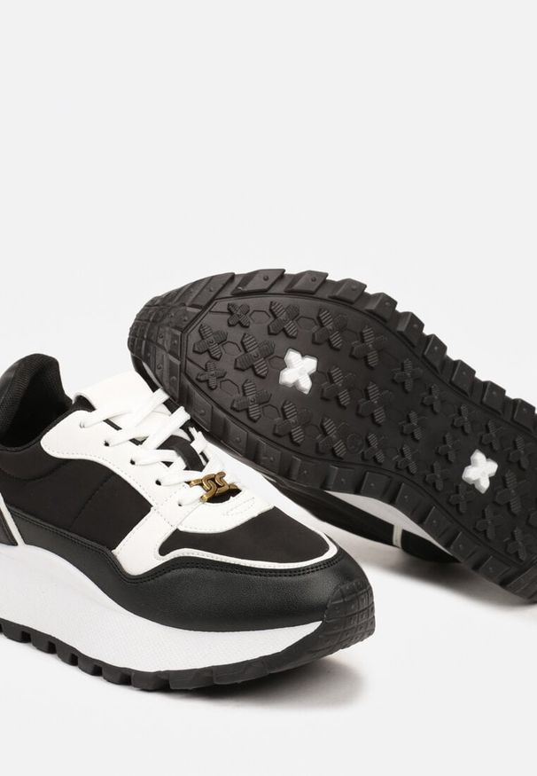 Born2be - Czarne Sneakersy na Platformie z Ozdobną Aplikacją Przy Wiązaniu Amirorae. Nosek buta: okrągły. Zapięcie: sznurówki. Kolor: czarny. Materiał: jeans, materiał. Wzór: aplikacja. Obcas: na platformie. Wysokość obcasa: niski
