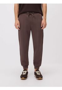Reserved - Spodnie dresowe slim fit - beżowy. Kolor: beżowy. Materiał: dresówka