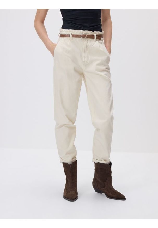 Reserved - Jeansy paperbag z dłuższą nogawką - beżowy. Kolor: beżowy. Długość: długie