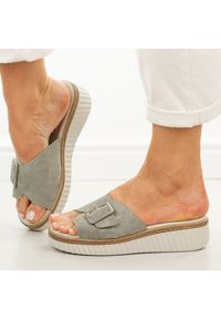 Khaki skórzane klapki damskie S.Barski 7002. Okazja: na co dzień. Kolor: brązowy. Materiał: skóra. Sezon: wiosna, lato. Obcas: na koturnie. Styl: casual #1